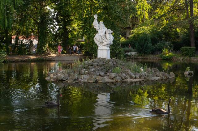 Скульптура «Посейдон» или «Нептун» в Нижнем парке Дендрария Сочи