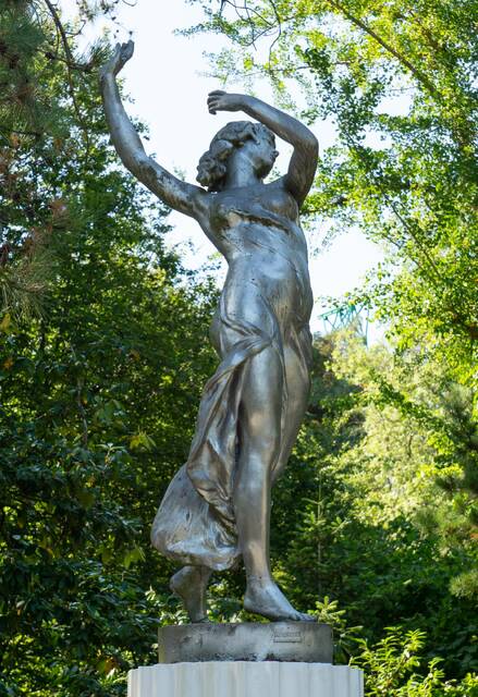 Скульптура «Танцовщица» в парке Дендрарий в Сочи