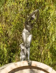 Скульптура купальщицы в парке Дендрарий в Сочи