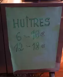 Устрицы (Huitres) по 10 евро за 6 штук (уличное кафе на ярмарке)