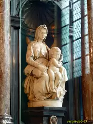 Скульптура Микеланджело «Дева Мария с младенцем»
