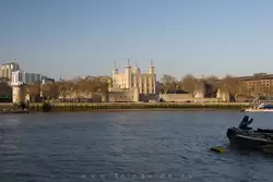 Вид на Тауэрскую крепость с реки Темзы