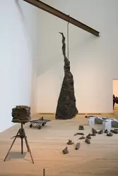 «Молния с оленем в бликах» Джозеф Бойс (Joseph Beuys) — изображение ожидаемой смертности и разрушения человечества, которое можно избежать только через осознание духовных сил