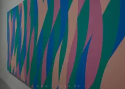 «Эвое 3» Бриджит Райли — художник стремился уподобить свои работы музыке, создавая ритм криволинейной живописи. Название «Эвое» относит к крику древнегреческого бога Бахуса