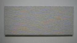 «Солнечному дню 2» Бриджит Райли — картина состоит из волнообразных линии, благодаря изменению частоты, более спокойному верху и низу, у зрителя создается ощущение пейзажа, состоящего из морских волн