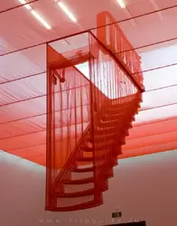 Галерея Тейт Модерн в Лондоне — «Лестница III» До Хо Су (Do Ho Suh)