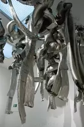 «Untitled» (living sculpture) — Marisa Merz / «Без названия» Мариса Мерц (скульптура из алюминиевых труб) — автор использует только недорогие материалы чтобы опровергнуть элитный статус искусства
