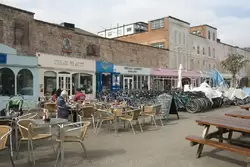 Причал Габриэля (Gabriel's Wharf) — площадь с бутиками, сувенирными магазинами и кафе
