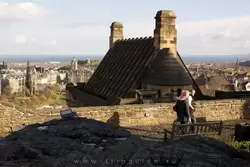 Скала Касл-Рок, на которой стоит замок Эдинбурга, имеет вулканическое происхождение