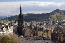 Вид на Старый город Эдинбурга и скалы Солсбери