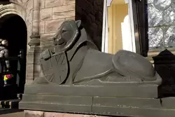 Лев у входа в Шотландский национальный военный мемориал