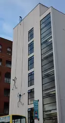 Скульптура «Graduate Training» Adam Reynolds на бизнес центре Артур Хаус. Фигура наверху раздосадована медленными успехами своих товарищей