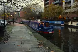 Жилые лодки на канале в Манчестере
