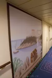 Местами коридоры украшены вот таким вот искусством