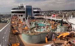 Аквапарк на 14 палубе — главный бассейн и лежаки