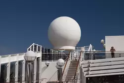 Спутниковая / интернет анетенна на крыше корабля