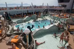 Аквапарк на 14 палубе — главный бассейн и лежаки
