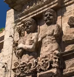Скульптуры мавров на Новых воротах в Палермо