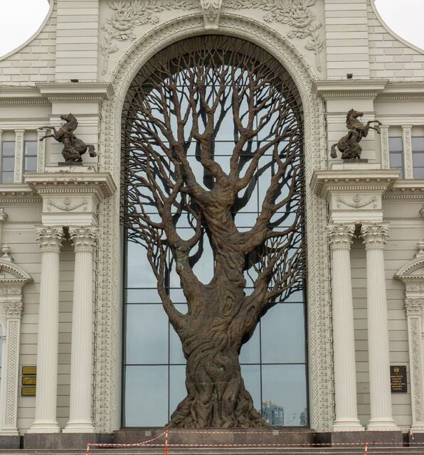Дерево на Дворце земледельцев в Казани