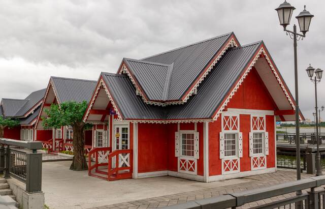 Кремлевская набережная, красные домики с сувенирными лавками внутри