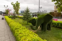 Кремлевская набережная, зелёные слоники