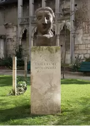 Памятник Гийому Аполлинеру в Париже 
