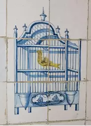 Кухня дома Виллет-Хольтхайузен — роспись на плитке с птичкой в клетке