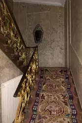 Центральная лестница украшена светлым мрамором. При прежних владельцах она была отделана темным деревом
