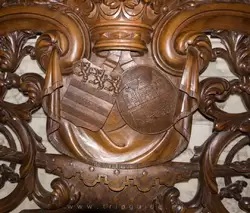 Деревянные скамьи украшены резьбой с гербами супругов. Герб Виллетов со львами и Хольтхайузенов — с тремя домами и плугом