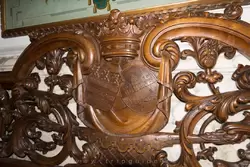 Деревянные скамьи украшены резьбой с гербами супругов. Герб Виллетов со львами и Хольтхайузенов — с тремя домами и плугом