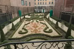 Сад — реконструкция французского регулярного парка 18 века. Ранее в конце сада находились каретный дворик и конюшня, которые сгорели в 1929 году