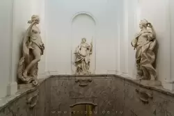 Лестницу украшает скульптурная композиция Суд Париса: на свадьбе богов три богини вступили в спор кто из них прекраснее. Парис выбрал Венеру