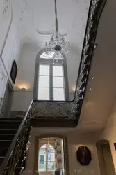 Холл — перила лестницы полностью из латуни (конец 18 века) была сделана для Абрахама ван Хагена и его жены Катарины Трип — прежних владельцев дома