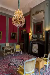 Красная гостиная, также известная как Мужской салон или Курительная комната — Виллем Хендрик ван Лон использовал эту комнату для бизнес встреч или выкуривания сигар