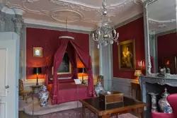 Красная спальня отражает движение от цветастого рококо к неоклассическому стилю Луи 16-го
