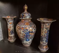 Набор из 5-ти фарфоровых ваз (еще две находятся у кровати) в стиле Имари 18 века — яркий кобальтовый голубой, железно-красный и золотой типичны для стиля Имари