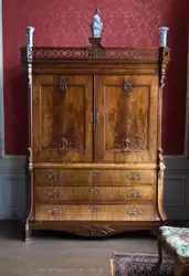 Деревянный шкаф, 19 век — когда открыт может использоваться как письменный стол, внутри могут храниться принадлежности для письма
