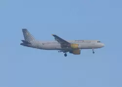 Самолет авиакомпании Vueling, Airbus A320-214, бортовой номер EC-LZZ