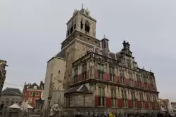 Ратуша в Делфте. Массивная Тюремная башня — самое старое здание в городе (13 век)