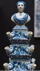 Многоярусная ваза для цветов, произведена в Делфте. Такие вазы имитировали китайский фарфор и были очень популярны