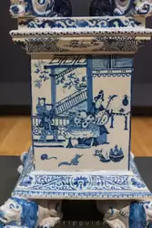 Многоярусная ваза для цветов — мастера из Делфта умело имитировали драгоценный китайский фарфор, сцены и фигуры почти превосходят восточные аналоги