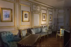 Вторая туалетная комната использовалась Герцогом Орлеанским, а затем была кабинетом Стефании де Бад