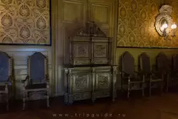 Приёмная — шкаф 17 века, резьба на мифологические темы — дворец Фонтенбло