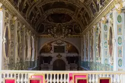 Часовня Троицы — вид с балкона — дворец Фонтенбло
