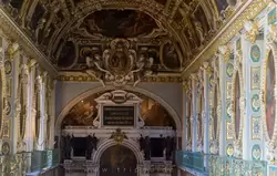 Часовня Троицы — вид с балкона — дворец Фонтенбло