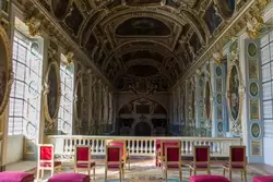 Часовня Троицы — во время службы короли находились на балконе — дворец Фонтенбло