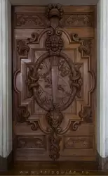 Дверь, ведущая на балкон часовни Троицы, выточена Жаном Гобером