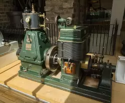 Скоростная паровая машина с масляным охлаждением, 1891, компании Belliss and Morcom и использовалась для генерации электричества с помощью генератора
