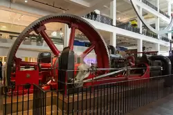 Паровая машина для ткацкого производства Harle Syke Mill в городе Бернли, 1903. Это пример «горизонтальной» машины с гигантскими механизмами, типичными для того времени