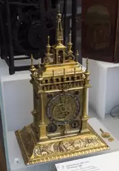 Астрономические настольные часы, 1630 г. — такие часы производились в Аугсбурге (Германия) в конце 16 – начале 17 века